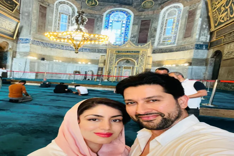 Aftab Shivdasani poses with wife in a mosque in Istanbul