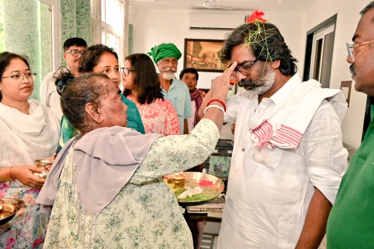 Hemant Soren being welcomed at home by his mother (X)