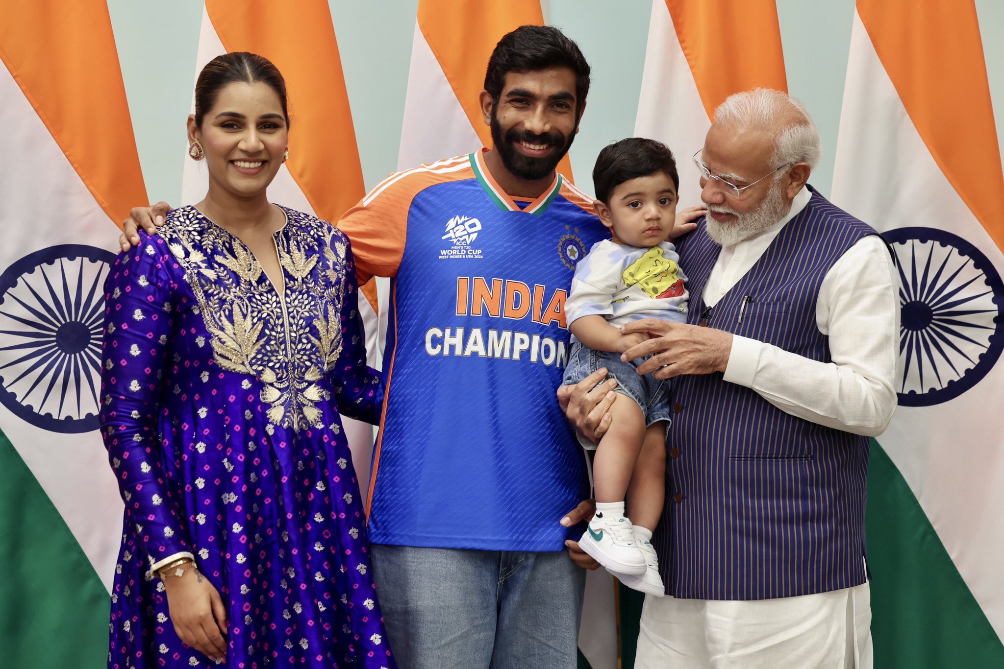 https://www.awazthevoice.in/upload/news/1720093707Bumrah_with_family_and_Modi.jpeg