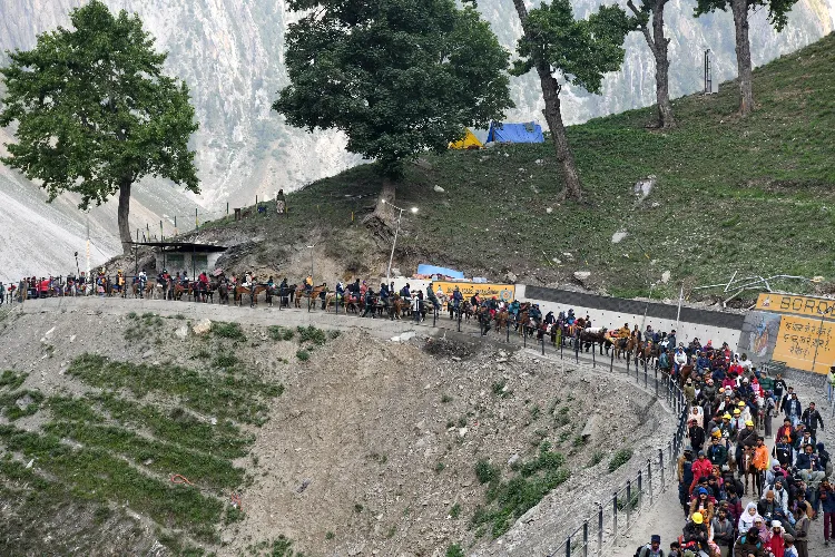 Pilgrims on their way to Amarnath.