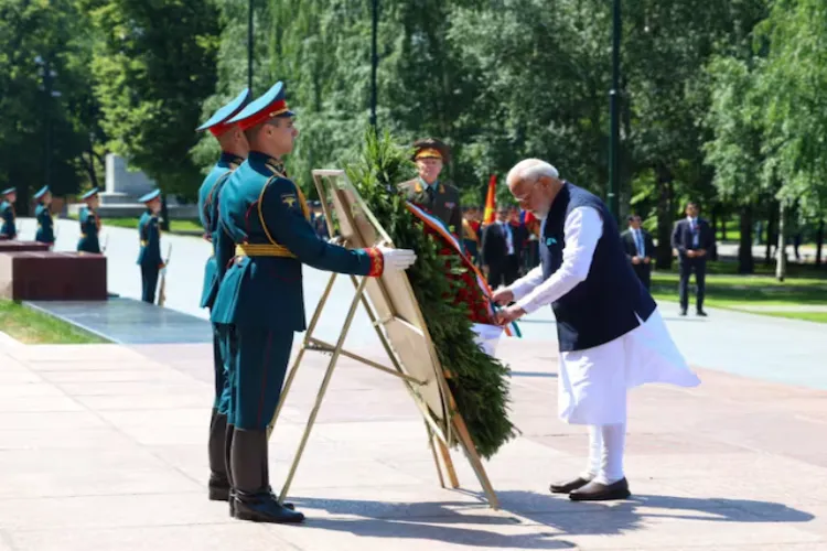 Prime Minister Narendra Modi laid a wreath at the Unknown Soldiers' Tomb 