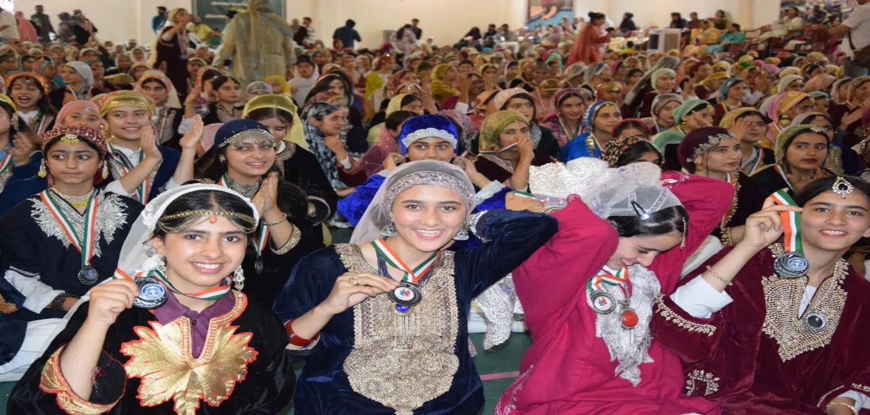 Young people from Kashmir dance to folk songs and set a world record