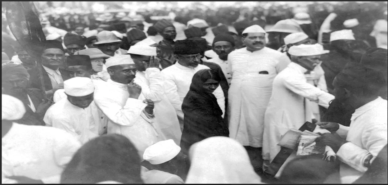 T. A. K. Shervani standing between Maulana Abul Kalam Azad and Pandit Madan Mohan Malviya