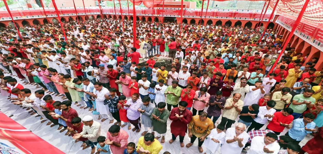  Devotees offer prayers on the occasion of Eid-e-Ghadeer at a mosque, in Lucknow