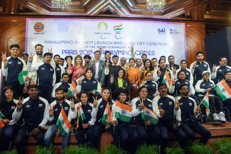 Union Sports Minister Mansukh Mandaviya poses for a picture with the Indian contingent during their send-off ceremony for the Paris 2024 Paralympic Games, in New Delhi