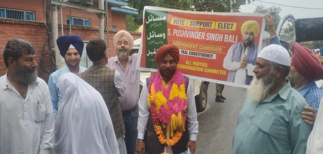 Pushvinder Singh Bali, the first Sikh candidate to file his nomination as an Independent candidate from the Valley with his supporters