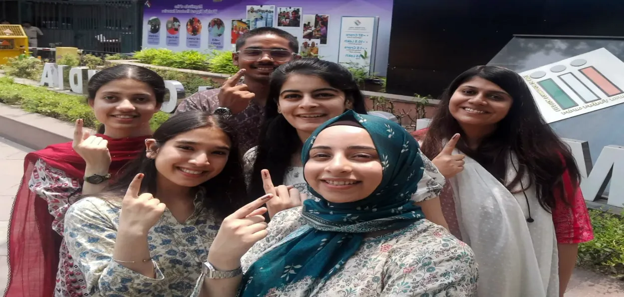 Young Kashmiri voters showing their ink mark (File)