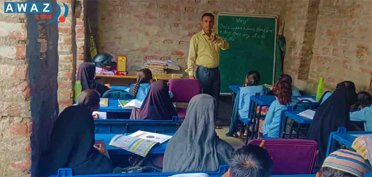 Kuldeep Singh Rajawat teaching students