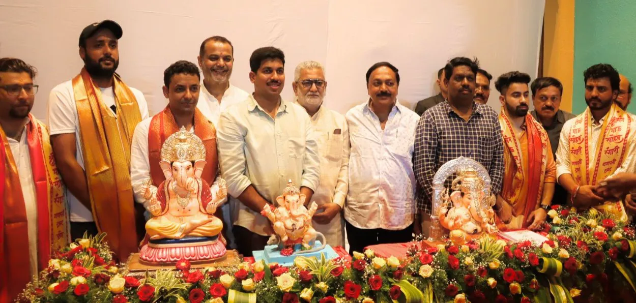 Idols of Lord Ganesh being handed over to Kashmiri youth in Pune 