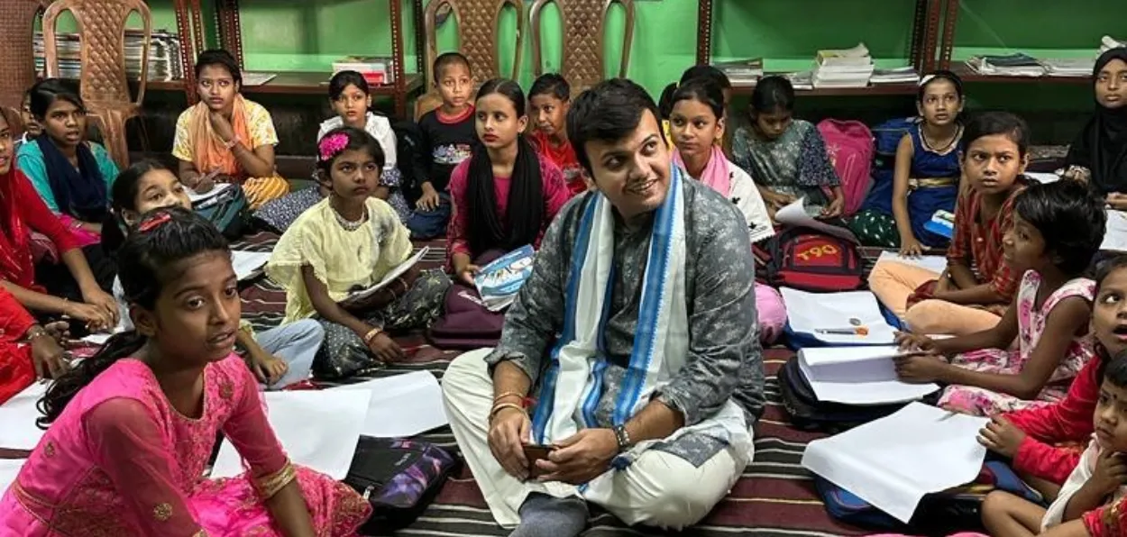 Hamed Aziz Safwi with children in the library