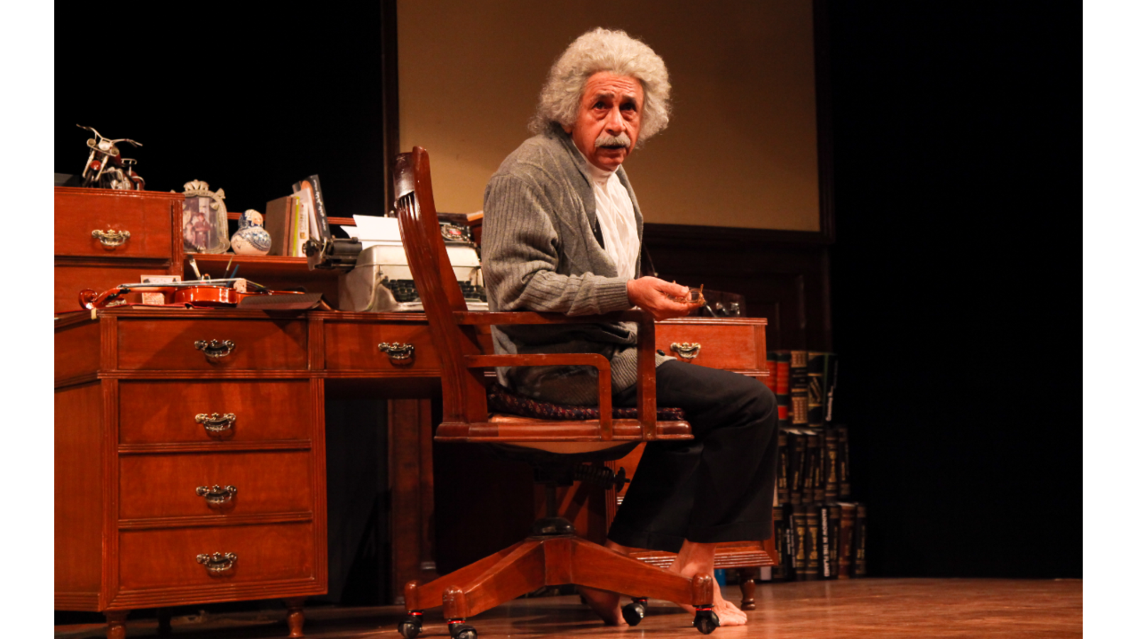 https://www.awazthevoice.in/upload/news/1726554029Naseeruddin_Shah_as_Einstien.png