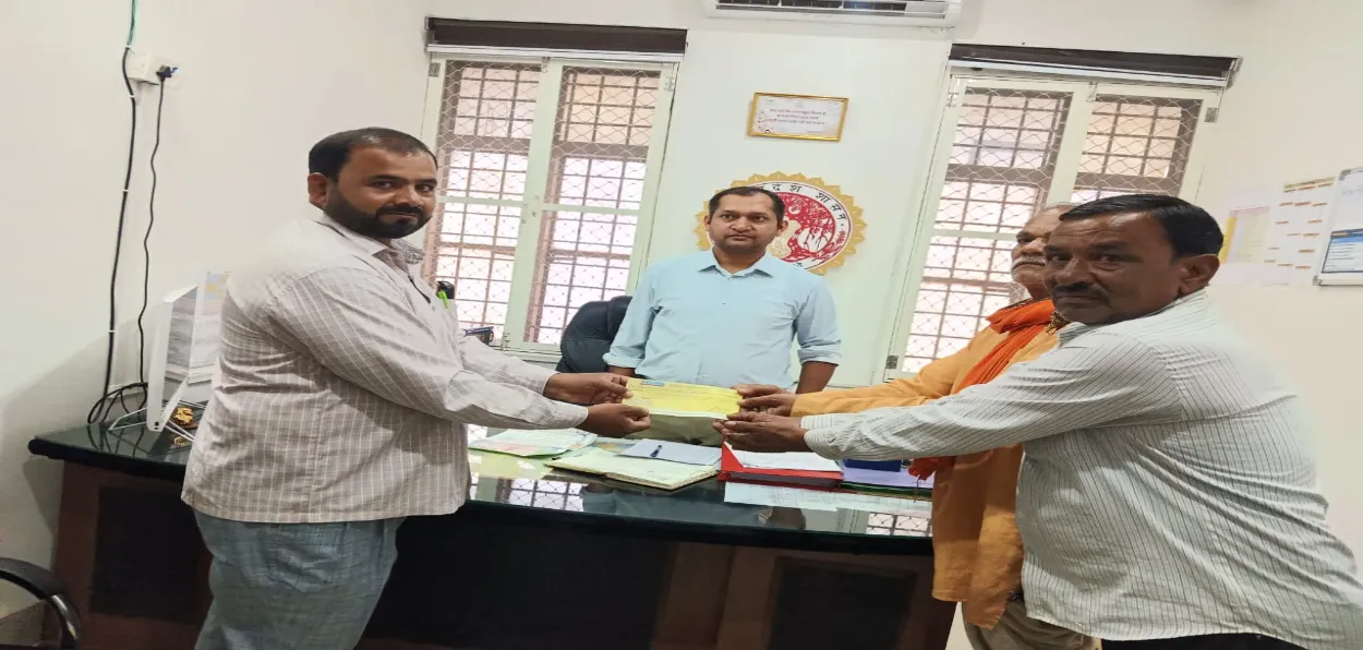 Advocate Aziz Khan handing over the cheque to the temple committee members in presence of SDM Saurabh Mishra