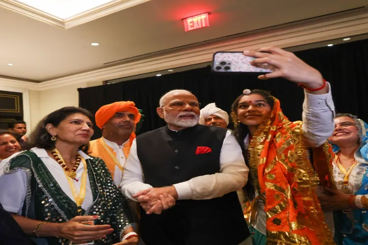 Indians in new York take seflie with Prime Minister Narendra Modi