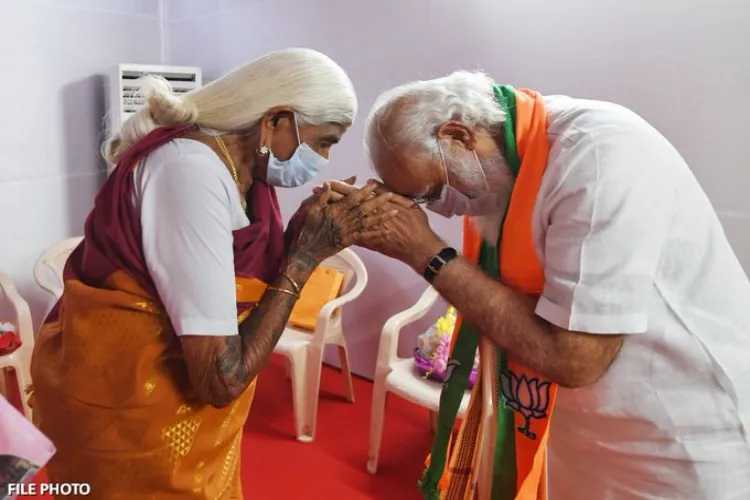 Padma Shri Award recipient R. Pappammal with PM Narendra Modi (X)