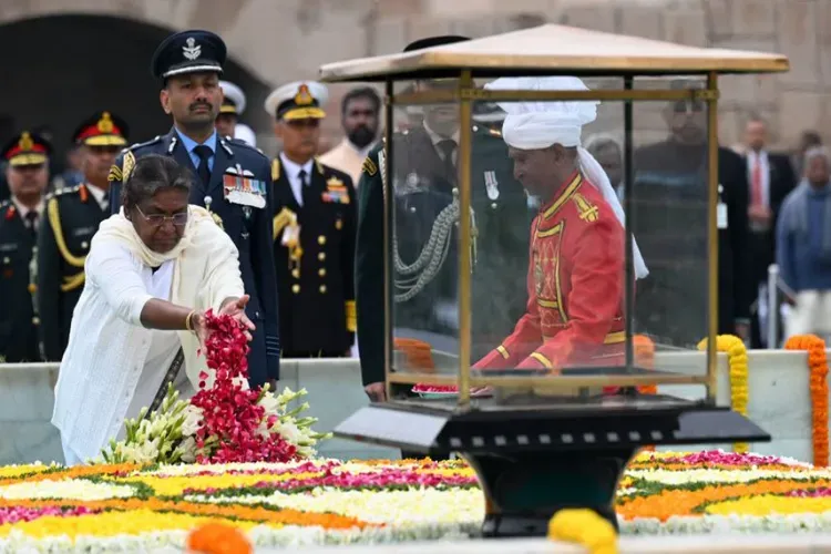 President Droupadi Murmu paying tribute to Mahatma Gandhi at Rajghat