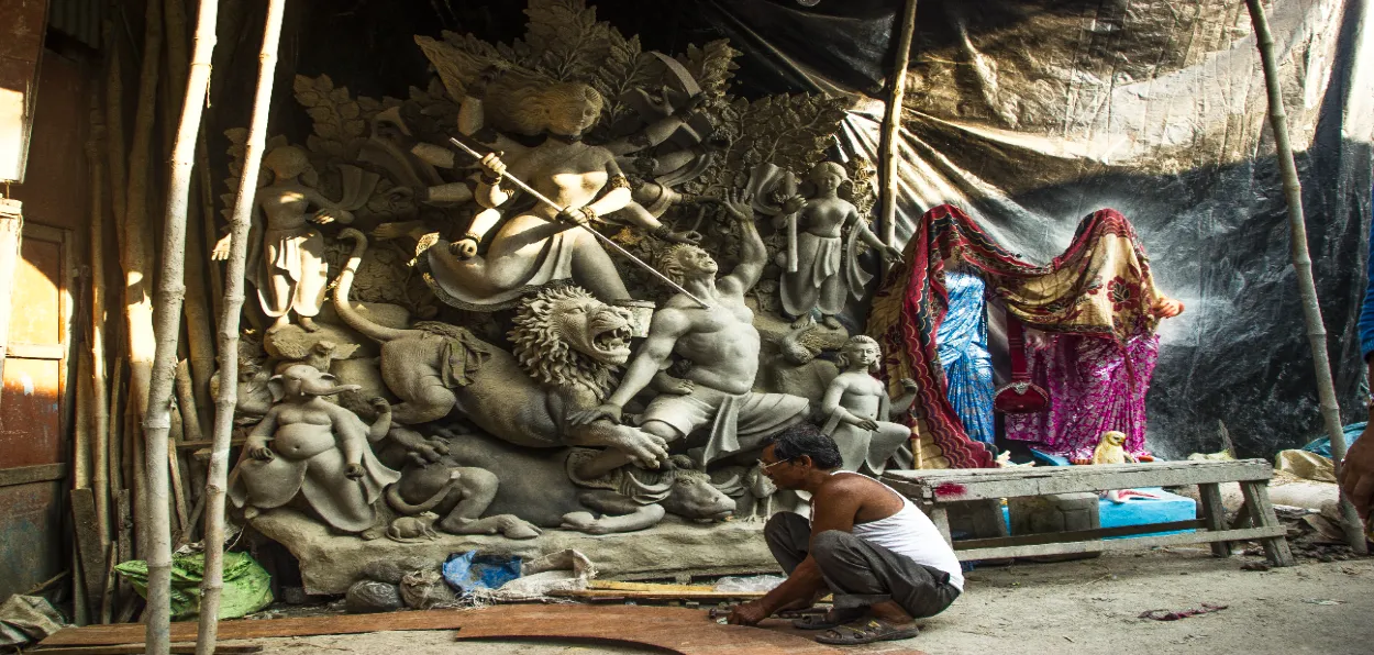 Artisans making Durga idols (Source: Ministry of Culture Photo by Devi Chakrabarti)