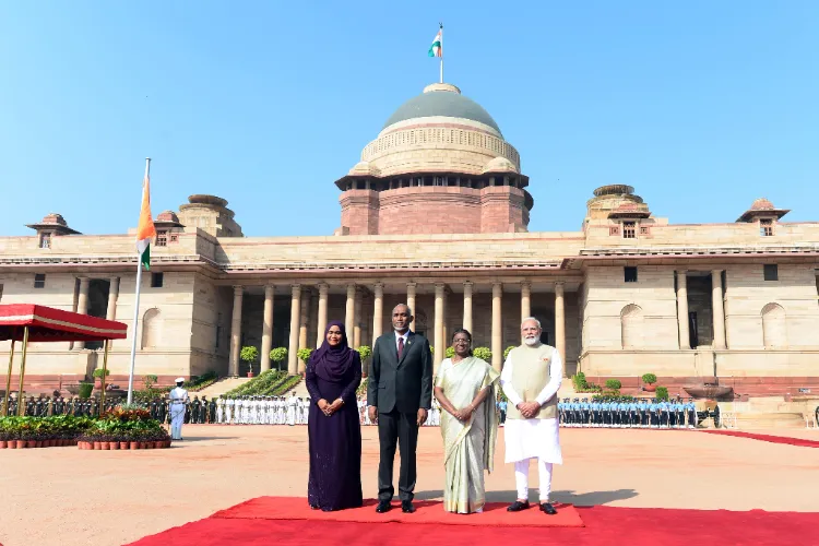 Maldives President Mohamed Muizzu and his wife with President Droupadi Murmu and PM Modi