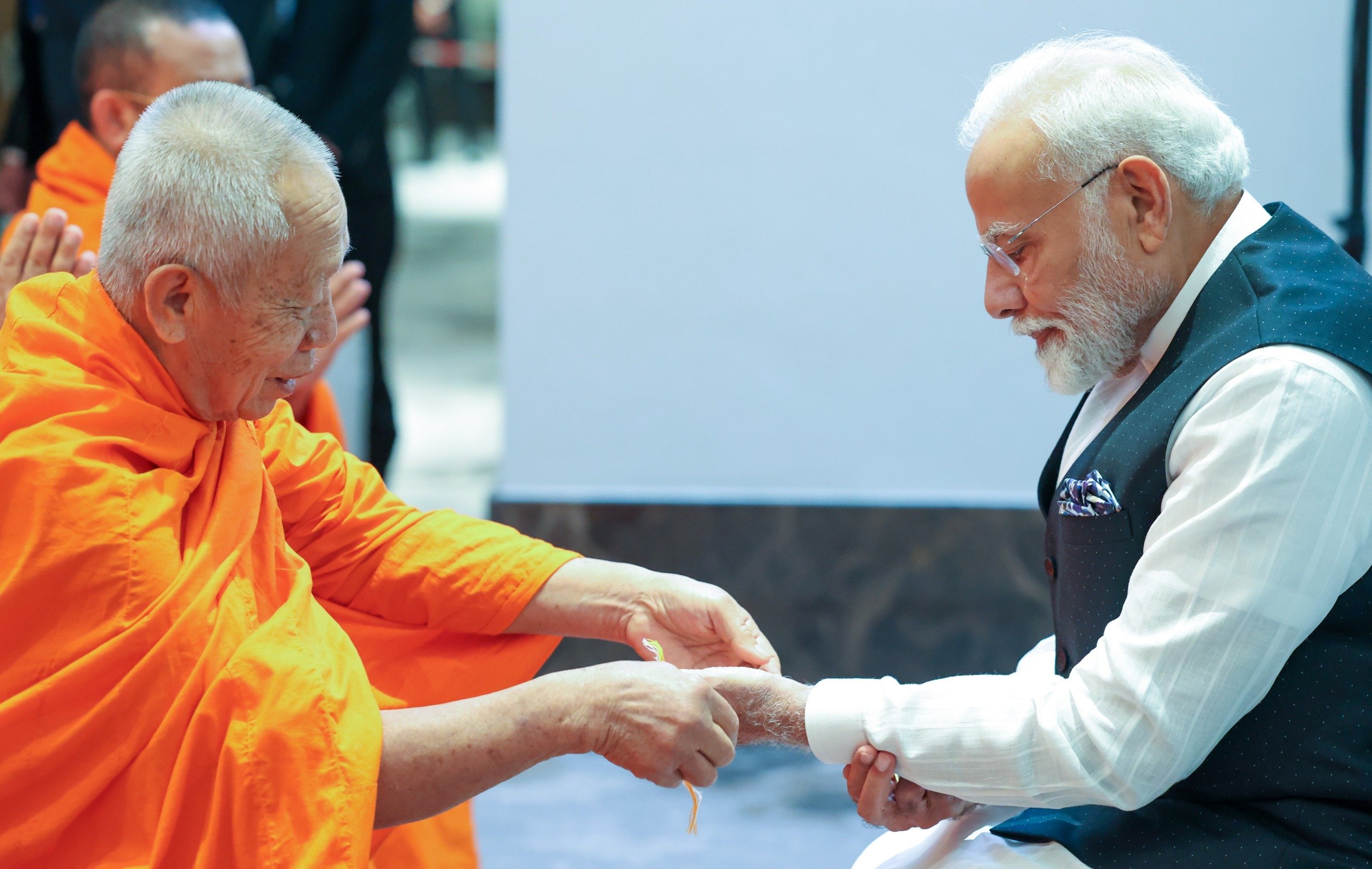 https://www.awazthevoice.in/upload/news/1728557690modi_and_monks.jpeg