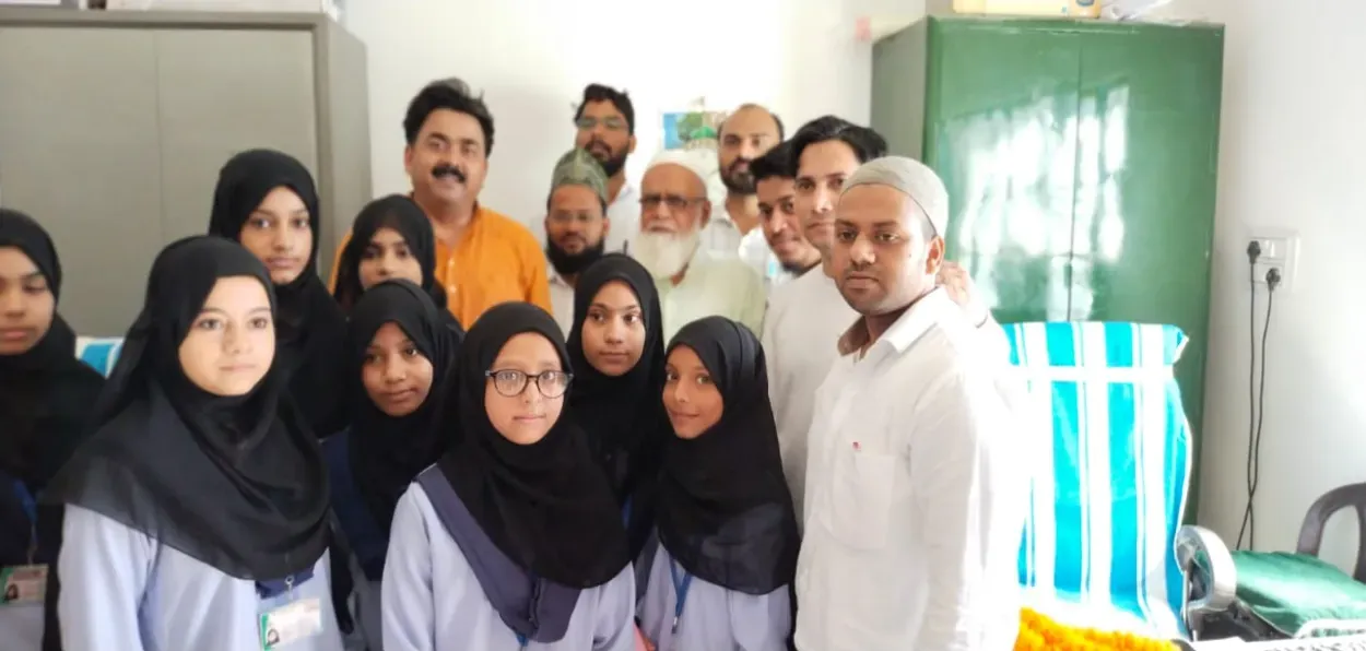 Students of Madrasa Razaviya Rasheed Uloom, Varanasi with their teachers