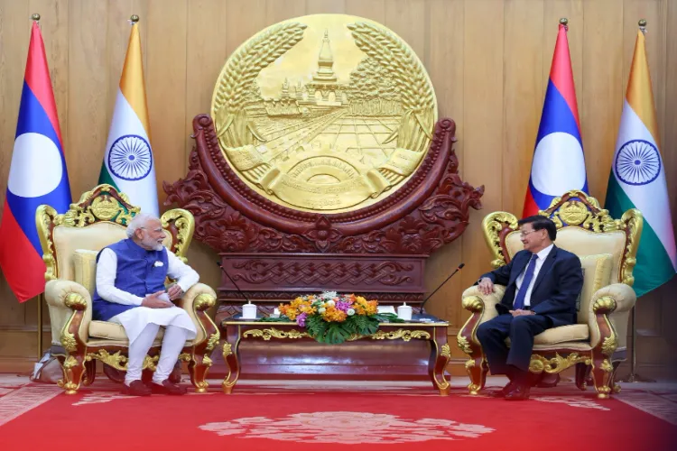 Prime Minister Narendra Modi with President Thongloun Sisoulith of Lao PDR