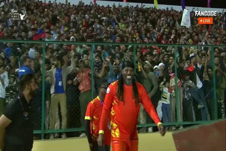 Srinagar crowds cheers as Chris Gayle gets closer to the  fans in Srinagar's Bakshi Stadium