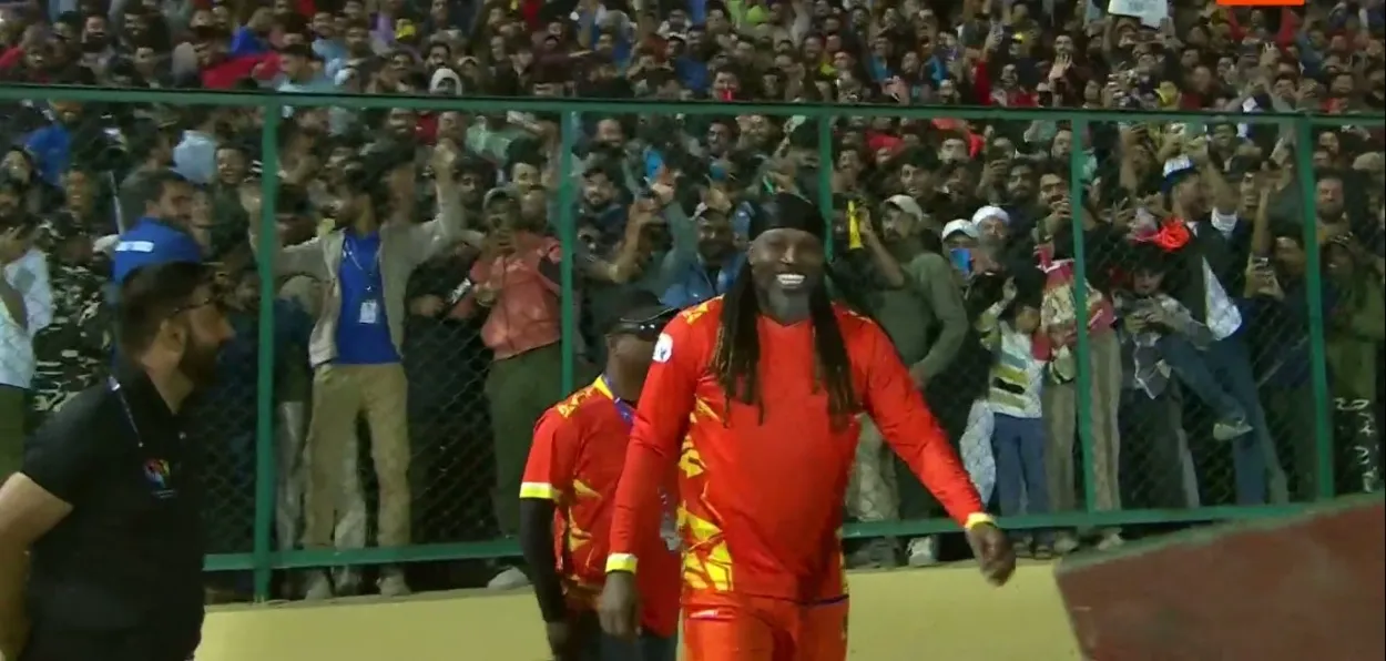 Srinagar crowds cheers as Chris Gayle gets closer to the  fans in Srinagar's Bakshi Stadium