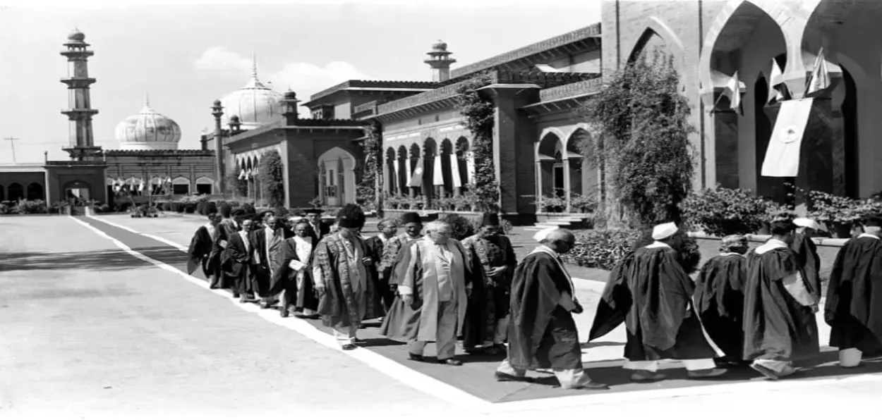 An old image of students going for attending convocation of the AMU