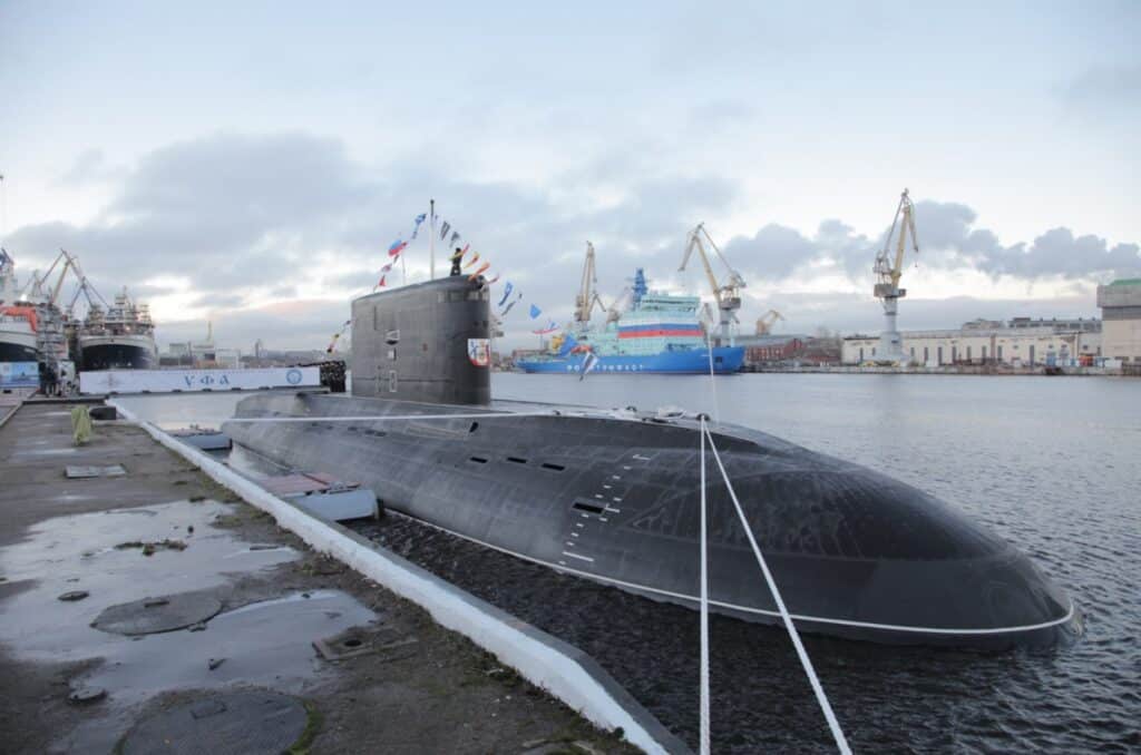 https://www.awazthevoice.in/upload/news/1729576008Russian_submarine_Ufa_docks_at_Kochi,_warmly_welcomed_by_Indian_Navy.jpg