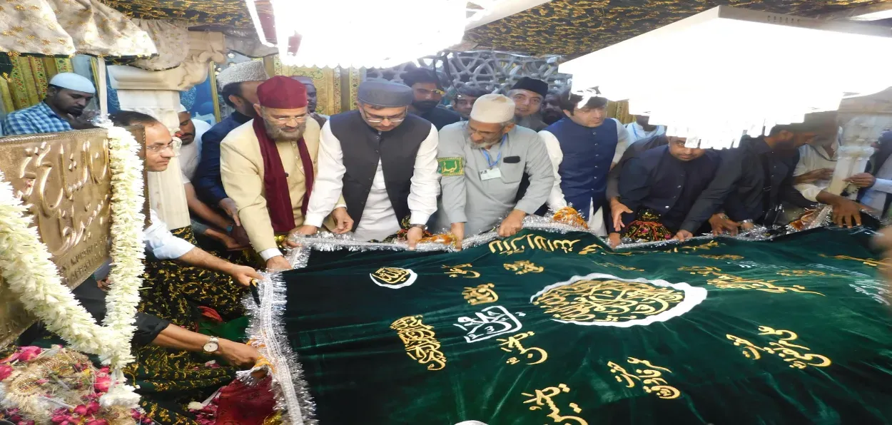  Charge d' Affaires of Pakistan to India, Saad Ahmad Warraich offering Chadhar at Hazrat Nizamuddin Dargah