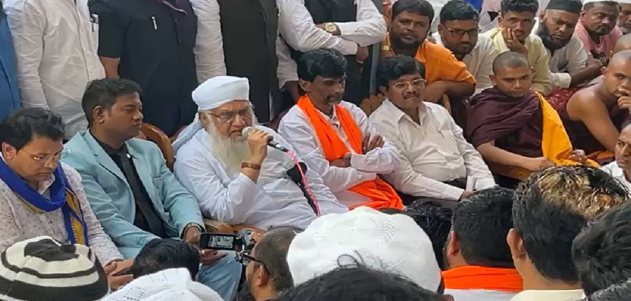 Manoj Jangre with mike in hand and Maulana Sajjad Nomani in the meeting