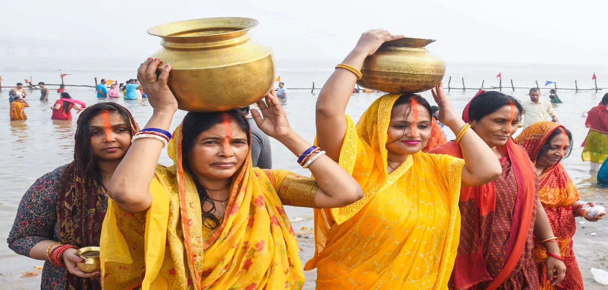 Dovotees returning from the Ghats of Ganga after offering prayers in Patna