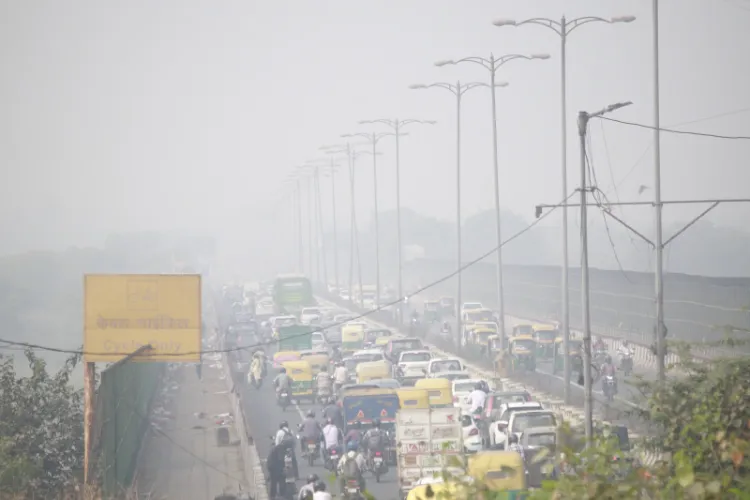 Delhi Road engulfed by smog