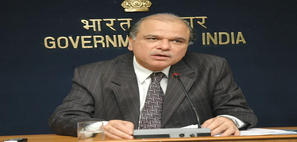 S M Khan briefing media during his tenure as an IIS officer (File)