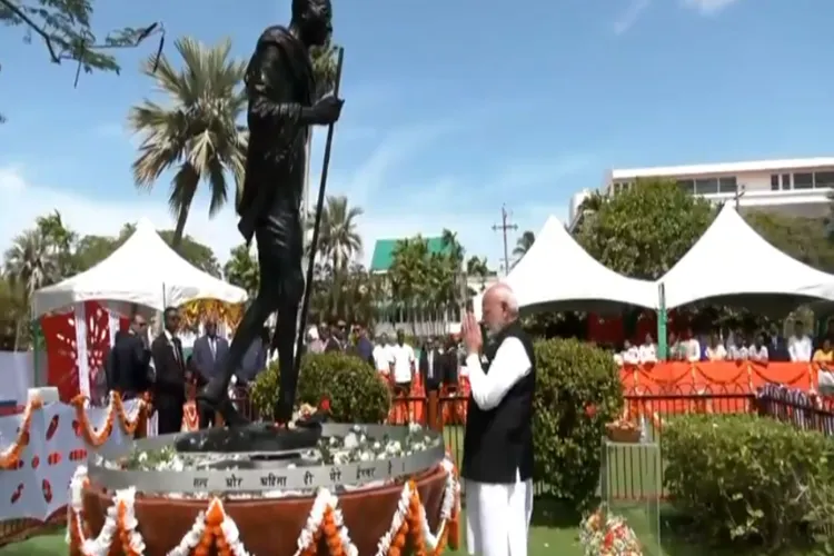 Prime Minister Narendra Modi Paying tributes to Mahatma Gandhi in Georgetown