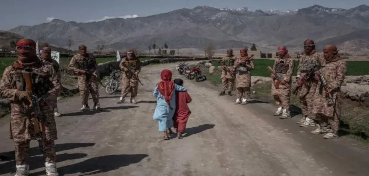 Young girls passing through a road under watchful eyes of Taliban (Human Rights Watch)