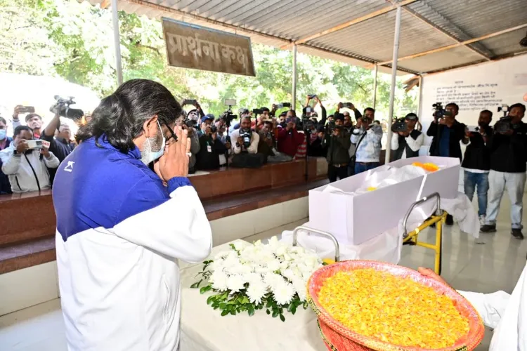 Minister of Jails Jharkhand Hemant Soren pays last tribute to Mangal Munda in Jharkhand