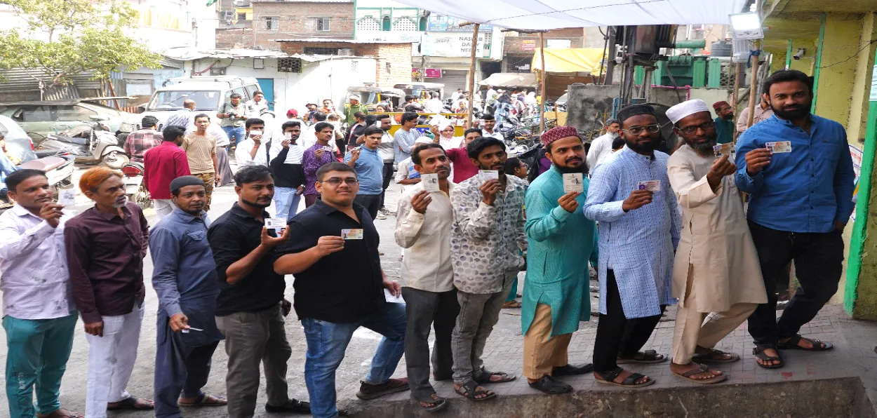 Muslims among voters waiting for their turn to caste their votes in a Maharashtra constituency