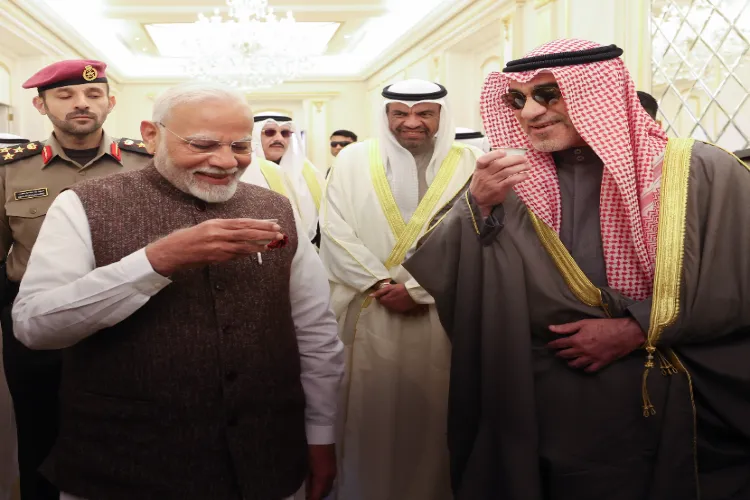 Prime Minister Narendra Modi being received by Amir of the State of Kuwait, Sheikh Meshal Al-Ahmad Al-Jaber Al-Sabah