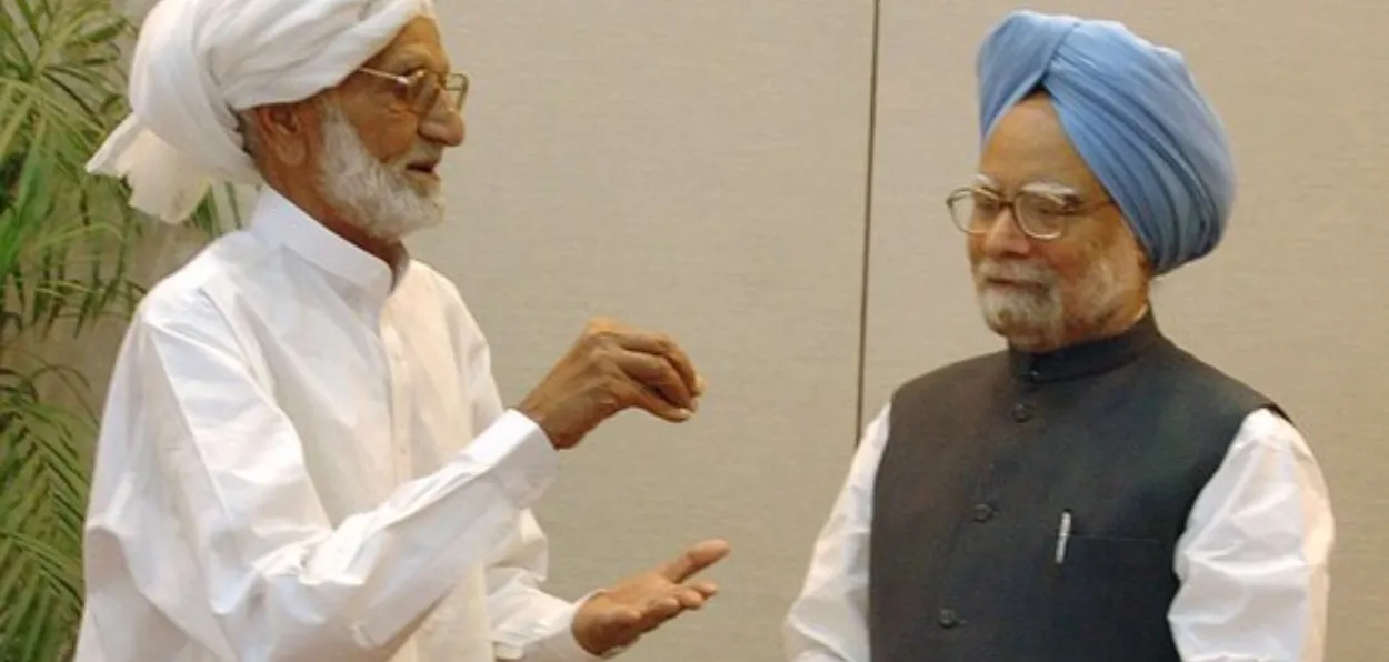 Dr Manmohan Singh with his childhood friend in village Gah of Pakistan Raja Mohammad Ali in Delhi (PM Archives)