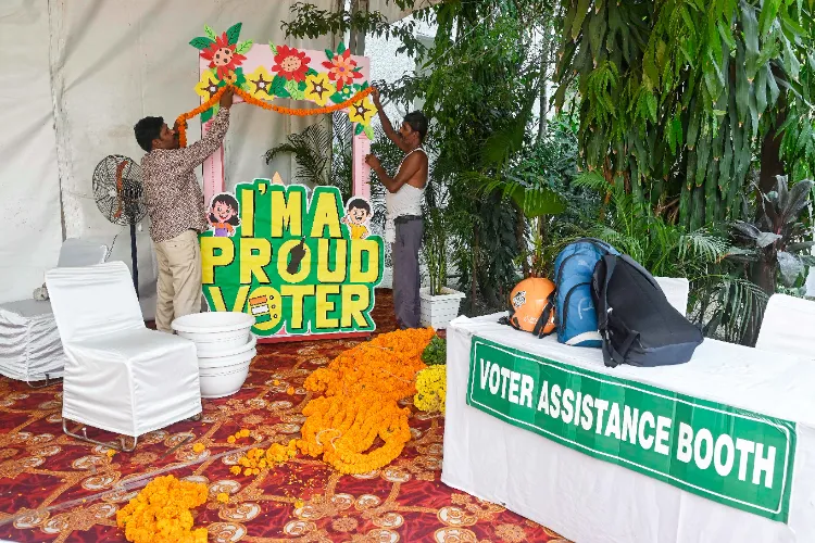 Officials setting up a polling booth in a Delhi area (File)