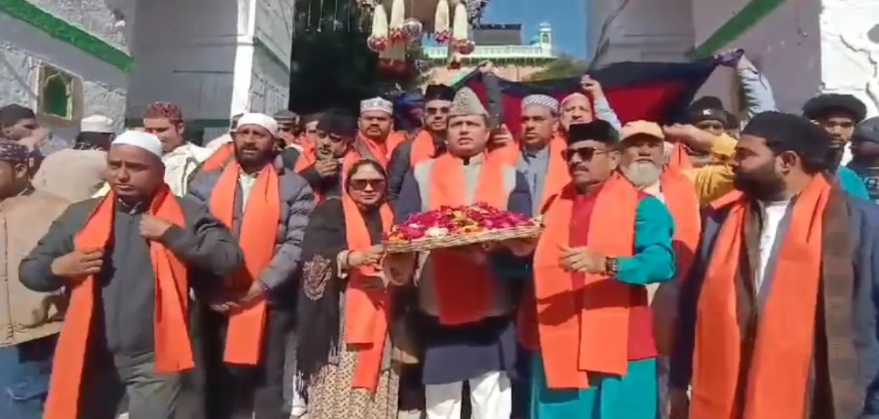 RSS leader Indresh Kumar offering Chaddar at the shrine of Moinuddin Chishty at Ajmer