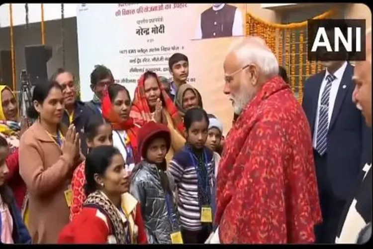 Prime Minister Narendra Modi with beneficiaries of Swabhiman Flats in Delhi 