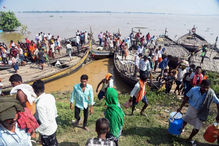 People escaping floods in rural BIhar