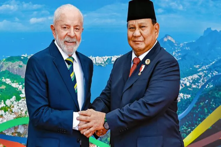 Brazil’s President Luiz Inacio Lula da Silva (L) posing for a picture with Indonesia’s President Prabowo Subianto 