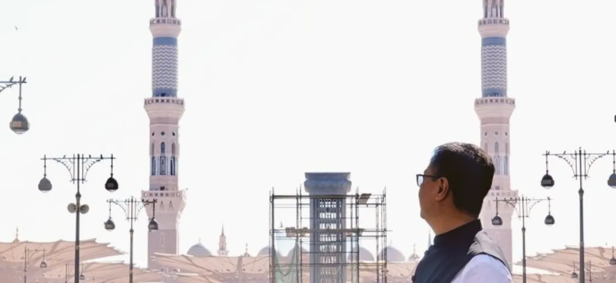 Minister for Minority Affairs Kiren Rijiju looking at the minaret of Masjid-e-nabwi in Madhina (X)