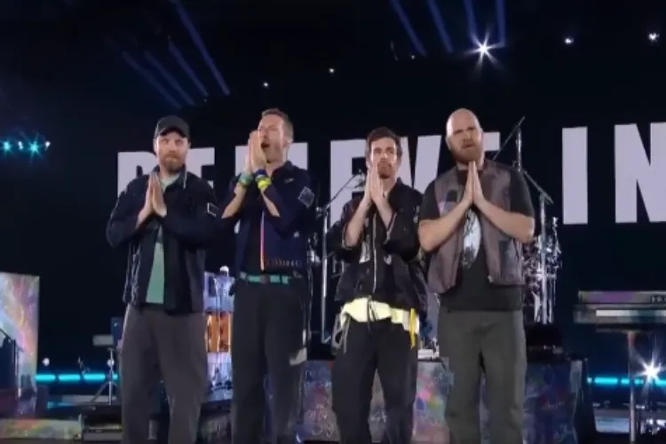 Coldplay lead singers ending their concert at Ahmedabad