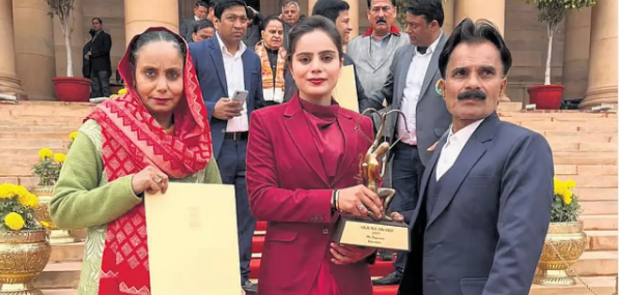 Kho Kho player Nasreen Sheikh with her parents after being conferred the Arjuna Award at Rashtrapati Bhavan