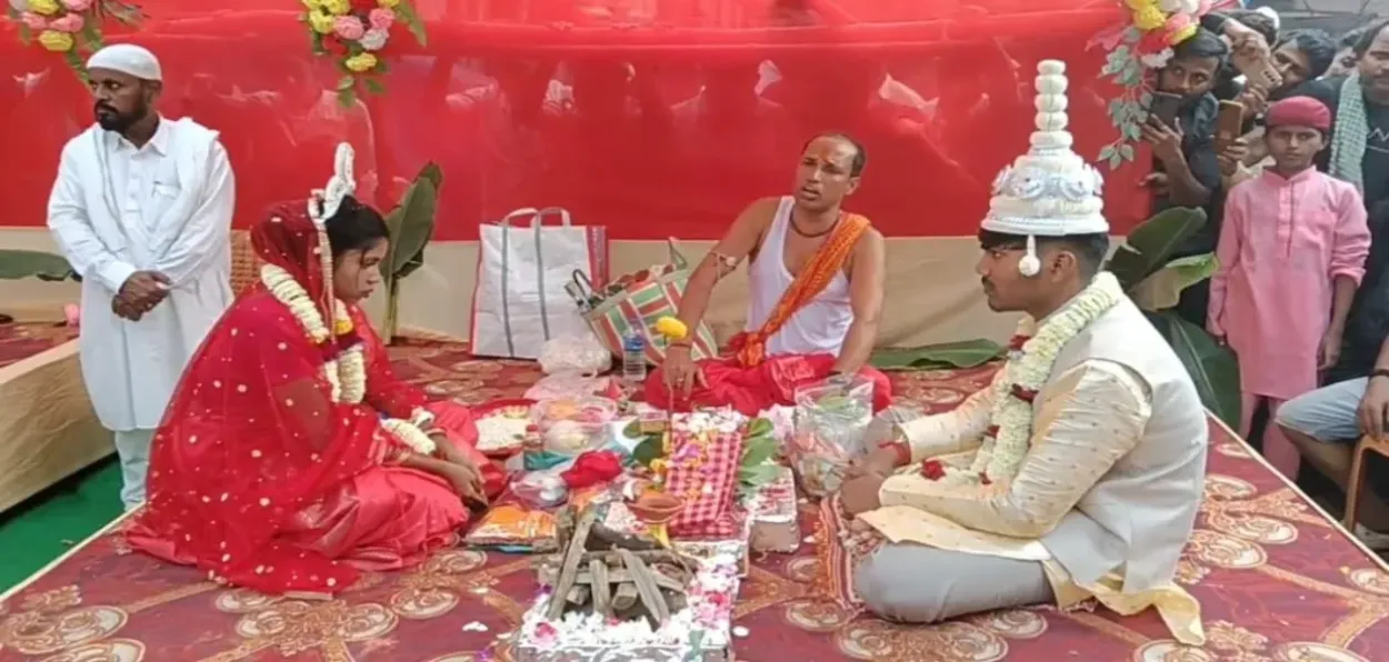 A Hindu couple trying the knot at a function organised by Jamaat-ul-Raeen in Kolkata