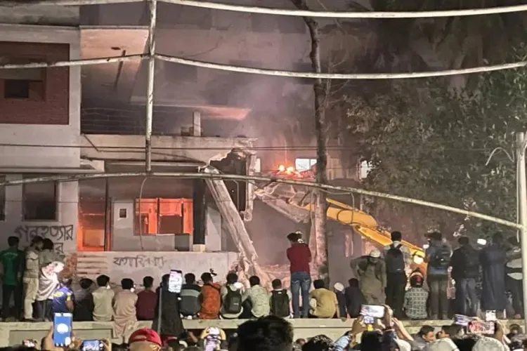 Mob burning down the house of mangbandhu Sheikh Mujibur Rahman in Dhaka (X)