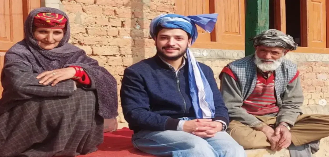 kifayatullah Malik with his parents at their home in Bandipore, Kashmir